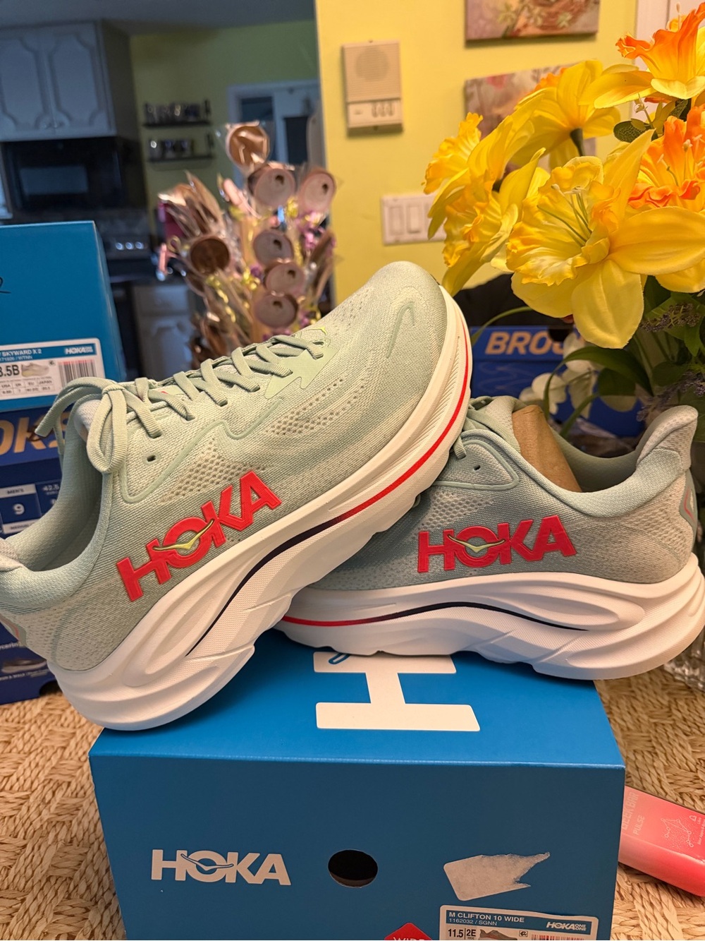 HOKA Clifton 10 Running Shoes - Seafoam Green sz 11.5 m wide new in box